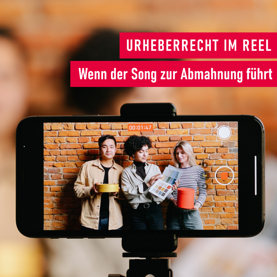 Smartphone filmt eine Gruppe von Personen bei der Aufnahme eines Social-Media-Videos